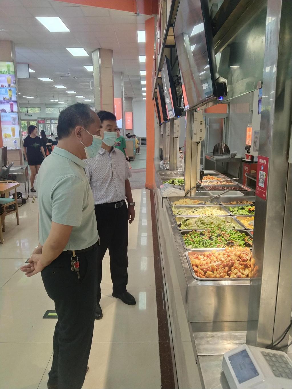 校区督导组负责人到食堂进行督导检查